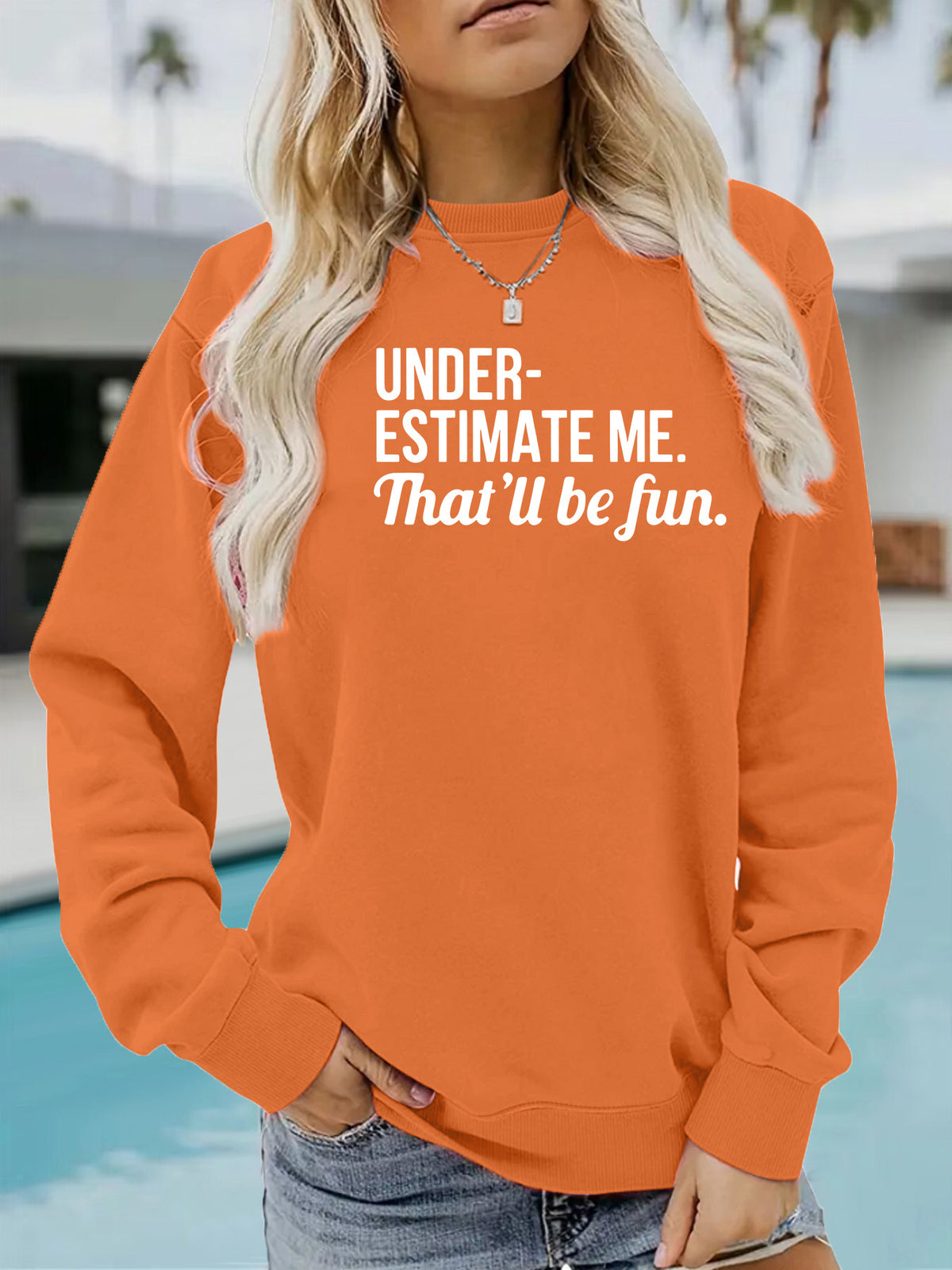 Feliratos női pulóver „Underestimate Me” mintával