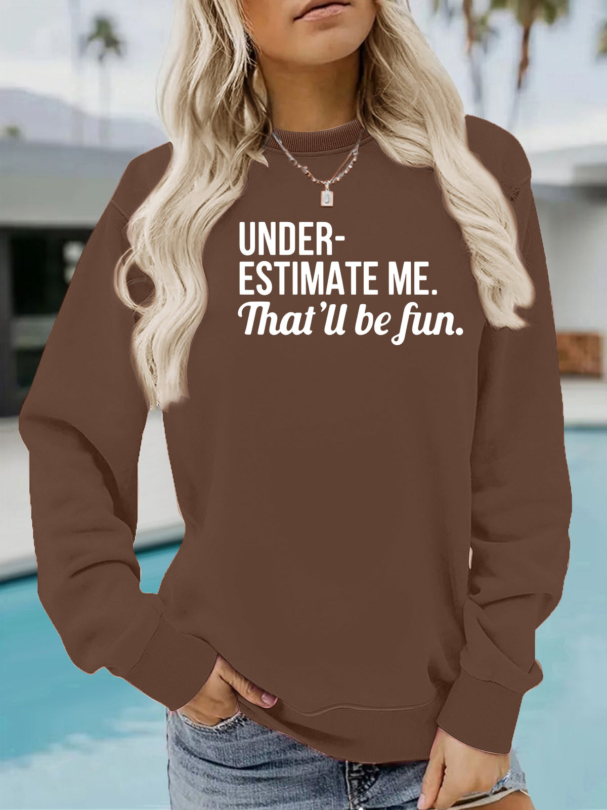 Feliratos női pulóver „Underestimate Me” mintával
