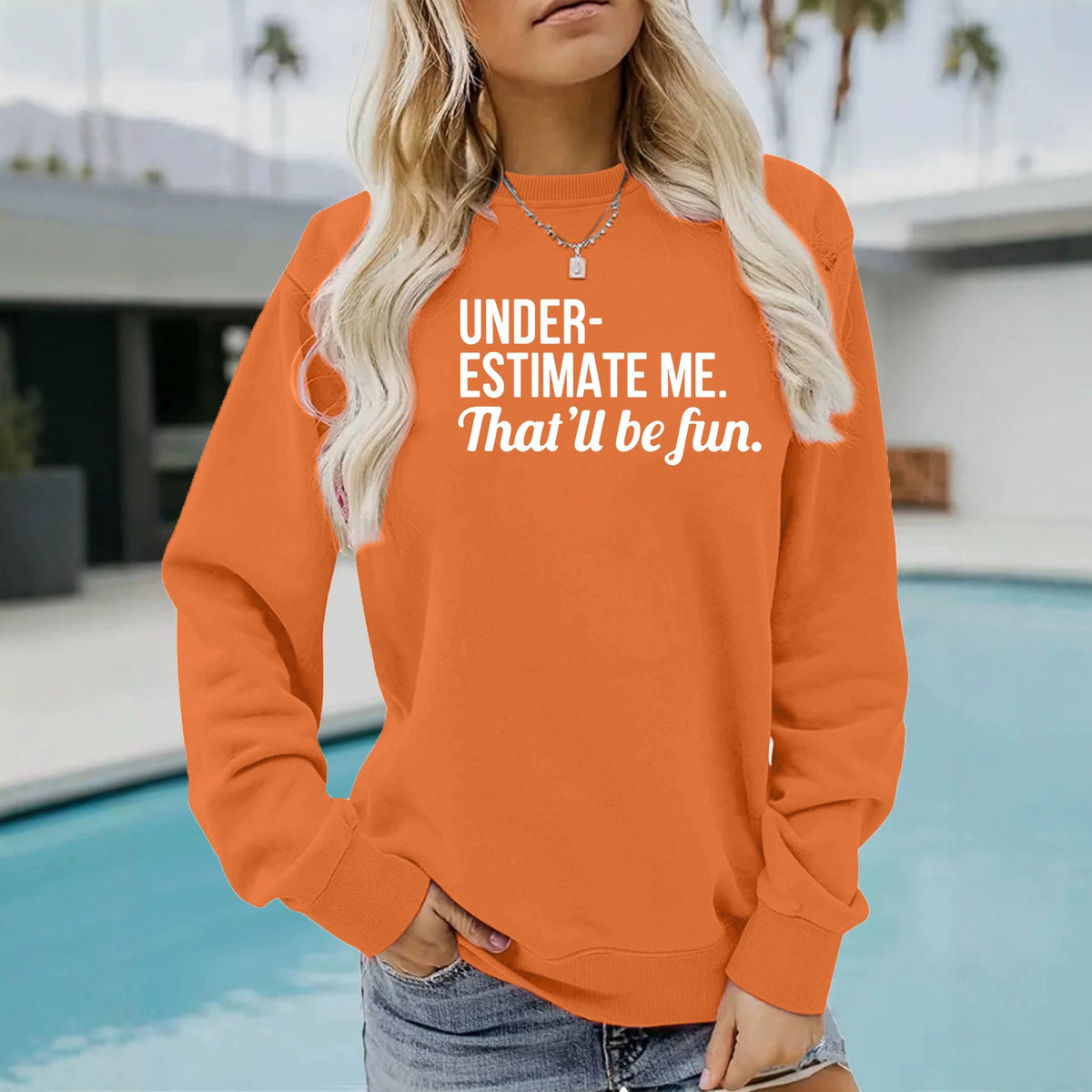 Feliratos női pulóver „Underestimate Me” mintával