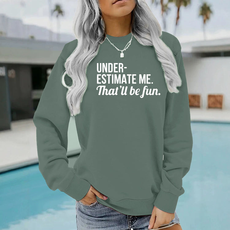 Feliratos női pulóver „Underestimate Me” mintával